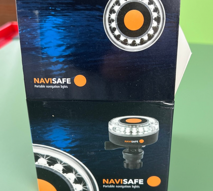 Navilight 360° 2NM w/Navimount base 040 with carbon fibre fitting for bow number holder